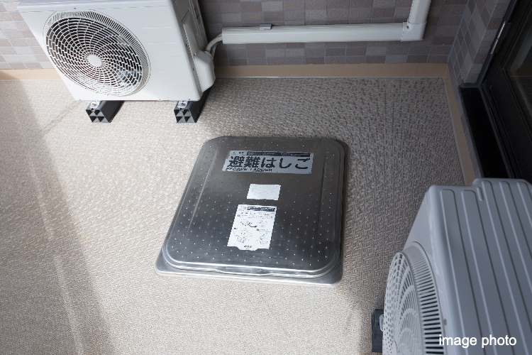 シティテラス神崎川駅前バルコニー避難ハッチイメージ画像